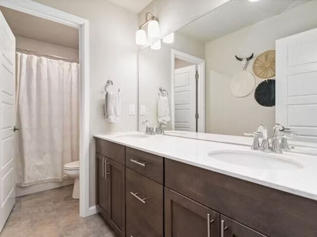 Building Photo - 4bd/2.5ba Covington House