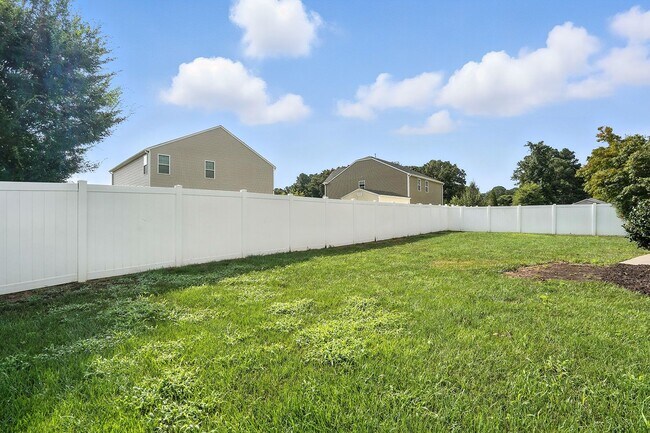 Building Photo - AVAILABLE NOW! GREAT HOME IN GARNER, NC.