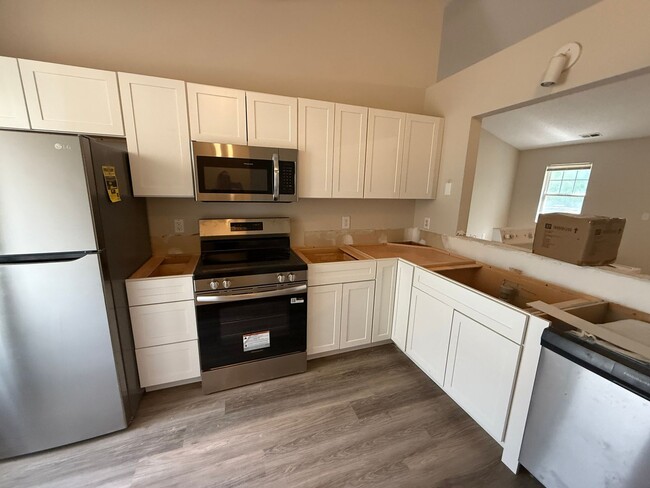 Building Photo - RENT SPECIAL! UPDATED MODERN UNIT! 3BR Clo...