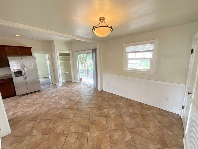 Building Photo - 2 Bedroom Home Available Near Pikes Peak Ave & S Institute St!