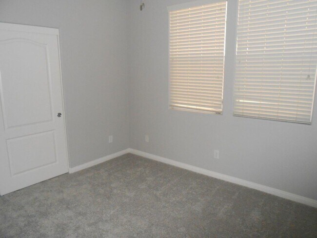 Building Photo - Beautiful Spacious Home in Mountains Edge