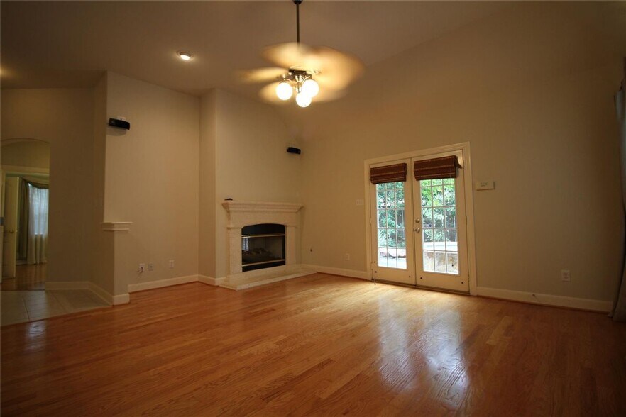 Building Photo - 1648 Lakeside Enclave Dr