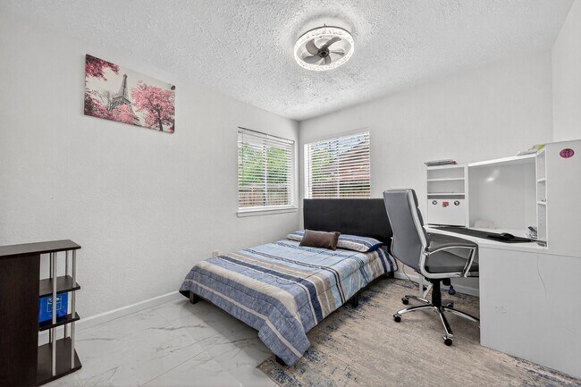 Building Photo - 14310 Royal Hill Dr