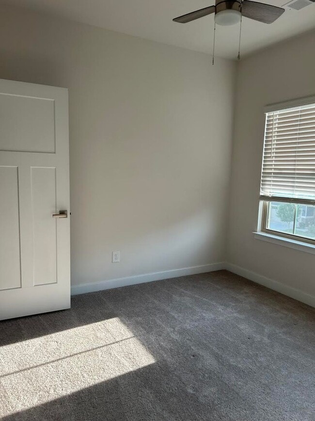 Building Photo - 3 Bed/2.5 Ba Townhome