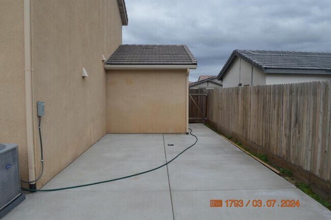 Building Photo - 1663 Thistle Ln