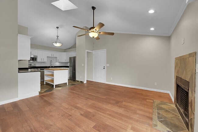 Building Photo - $1,750 - 2-Bed /1 bath Condo with Cozy Fir...