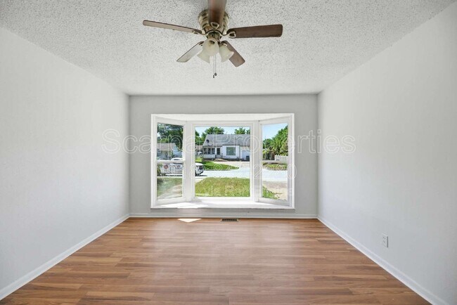 Building Photo - 313 E Woodrow Pl