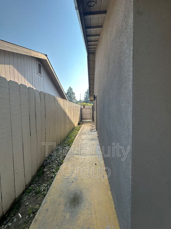 Building Photo - 830 W Vassar Ave