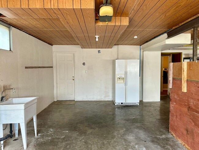 Building Photo - SPACIOUS HOME IN DESIRABLE HOT SPRINGS, 1....