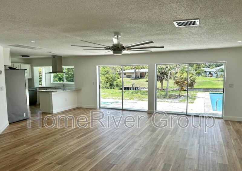 Building Photo - 565 Clearview Dr