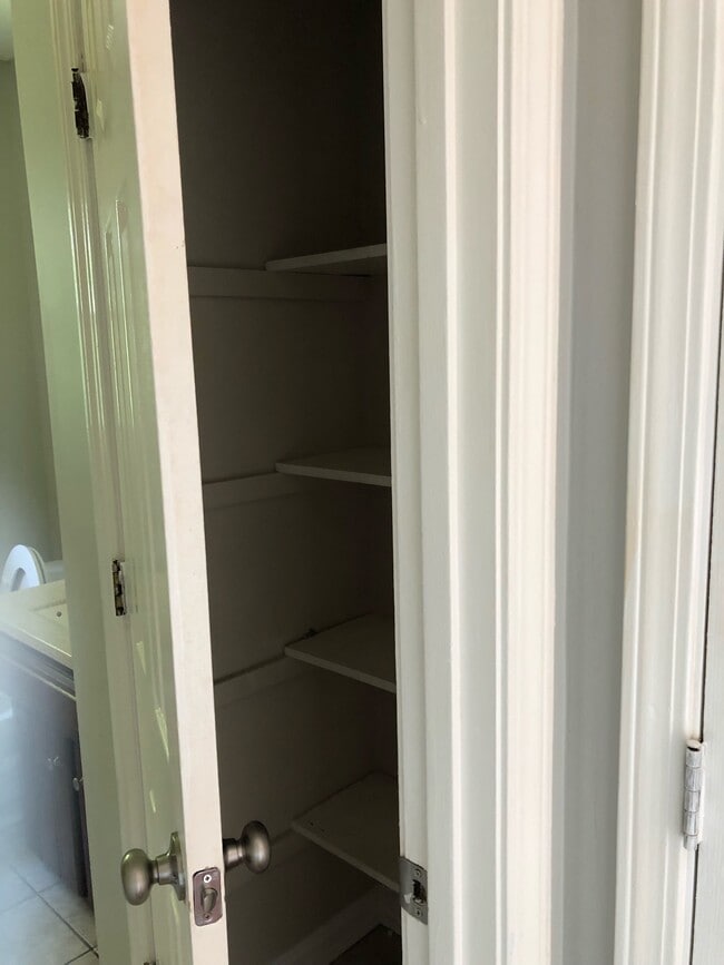 Building Photo - 1050 Scarlett Ln