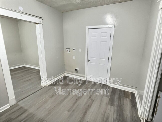 Building Photo - 1446 N Hollywood St