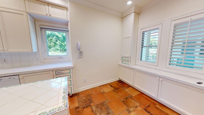 Building Photo - Spacious 4-bedroom 4.5 bath Home in a Gated Complex