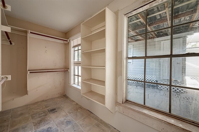 Building Photo - 5831 Annunciation St