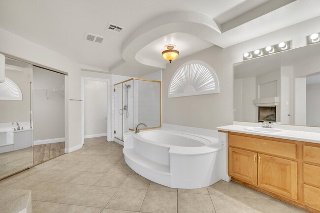 Building Photo - LUXORY 5 BEDROOM 3 1/2 BATH HOME LOCATED I...