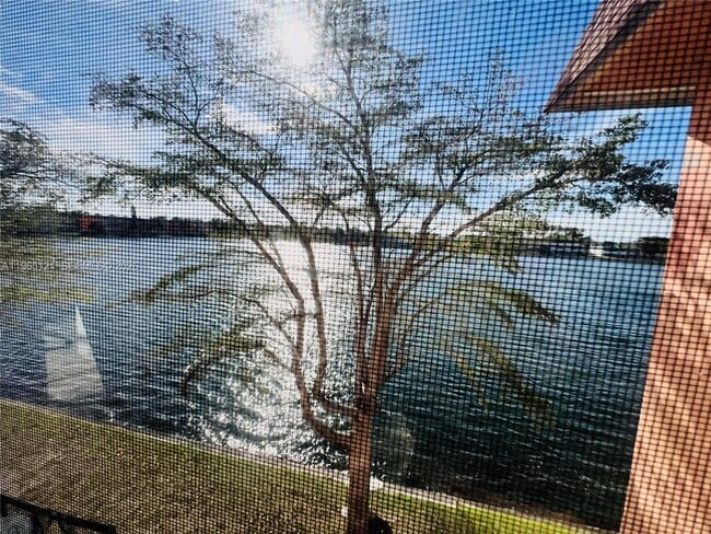 Building Photo - 18900 NE 3rd Ct