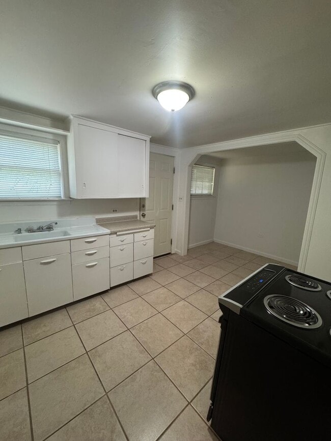 Building Photo - 2032 Acorn Ln
