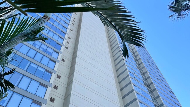 Building Photo - 2 BEDROOM HIGH FLOOR UNIT IN KAKAAKO