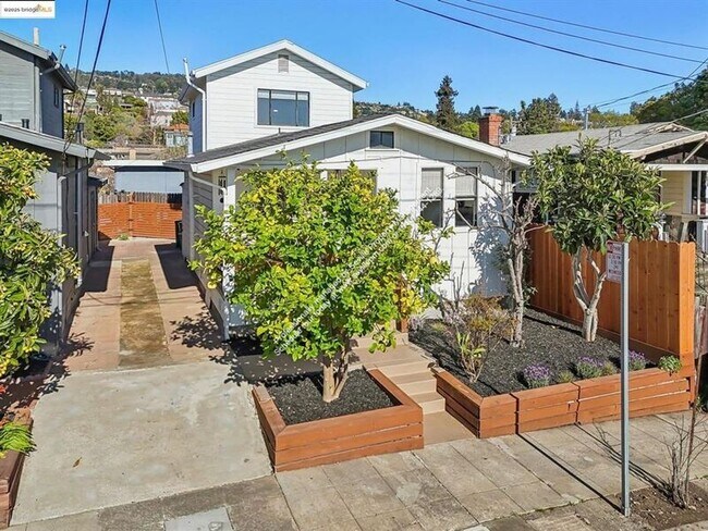 Building Photo - 3360 Arizona St