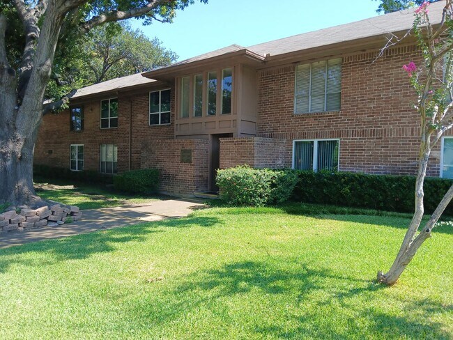 Building Photo - 2 Bedroom, 1 Bath Condo Near 75 and Walnut Hill Road in Dallas