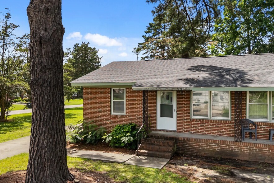 Primary Photo - 208 N Anderson St