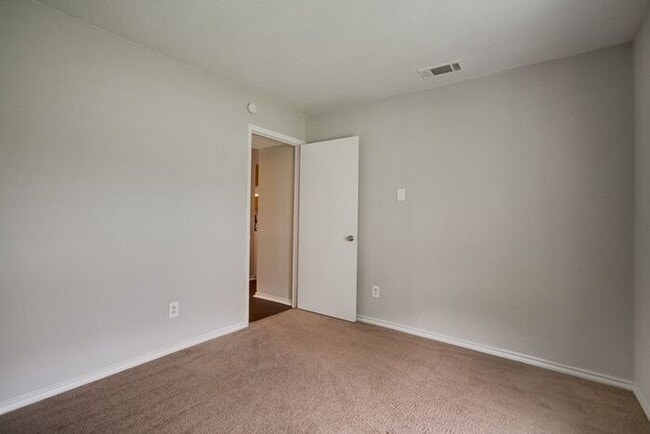 Building Photo - No Application Fees* $500 off 1st month re...