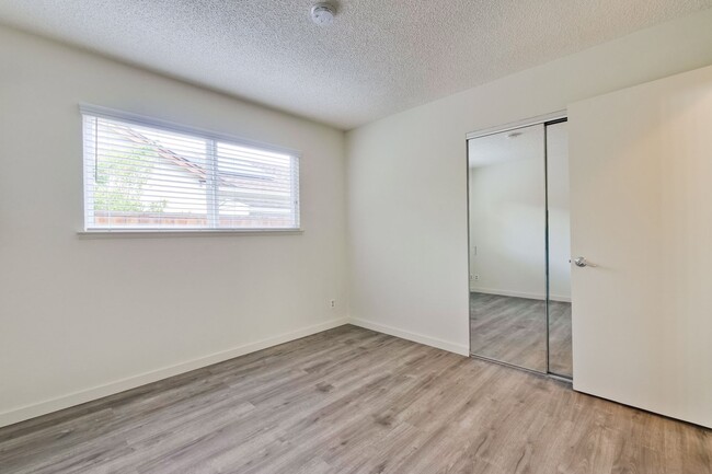 Building Photo - Nicely Refreshed Single Story 4 BR/2BA Gre...