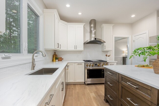 Building Photo - Stylish Renovation with Golf Course Views in a Prime Raleigh Location!