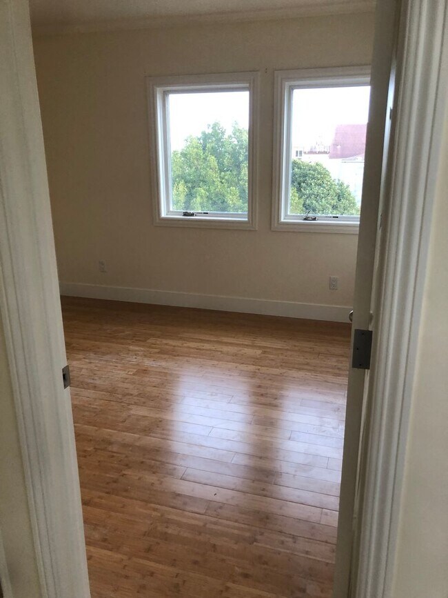 Building Photo - COMING SOON!  Beautiful 3 br/2ba -2  Levels, Private Deck, Panoramic Views, Garage Parking, Washe...