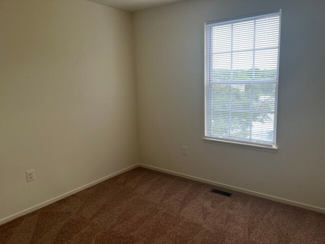 Building Photo - Spacious Townhome Close To EVERYTHING