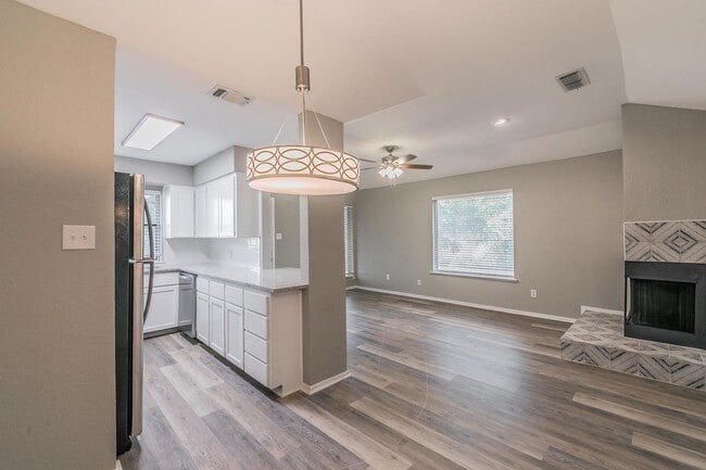 Building Photo - COMING SOON! FULLY REMODELED 2 bedroom, 2 ...