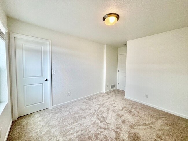 Building Photo - December FREE If Lease Starts By Nov. 15!!