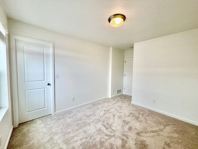 Building Photo - SECOND MONTH FREE RENT!