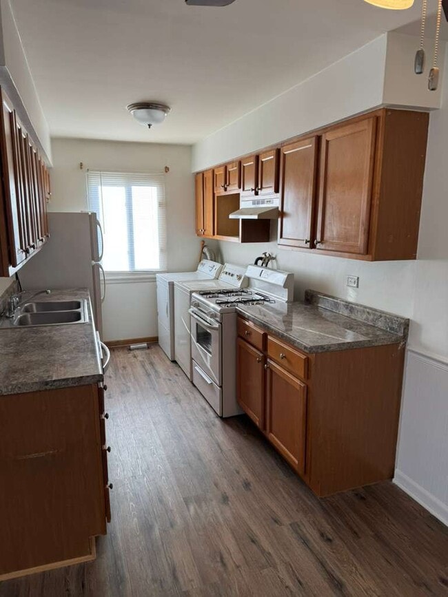 Building Photo - 1485 Quaker Ln