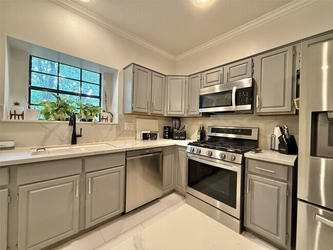 Building Photo - 42 Village Knoll Pl