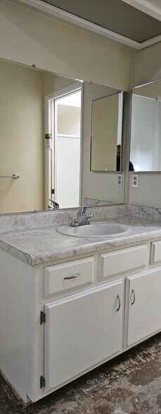 Master Vanity - 5516 Ramona Ct
