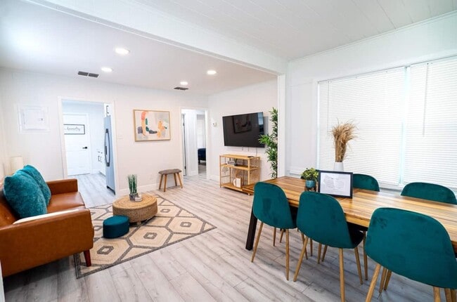 Building Photo - Homey Cozy Newly Renovated Stylish & chic