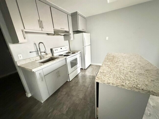 Building Photo - 2705 Mauricio St