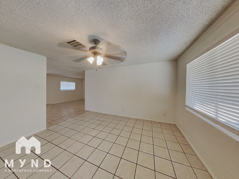 Building Photo - 5619 N 61st Cir