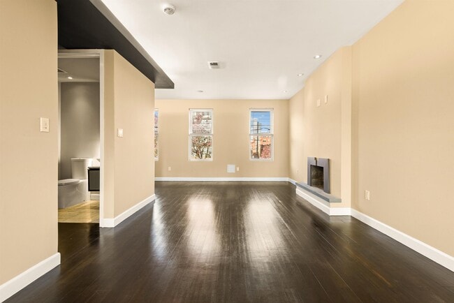 Building Photo - 526 Manila Ave