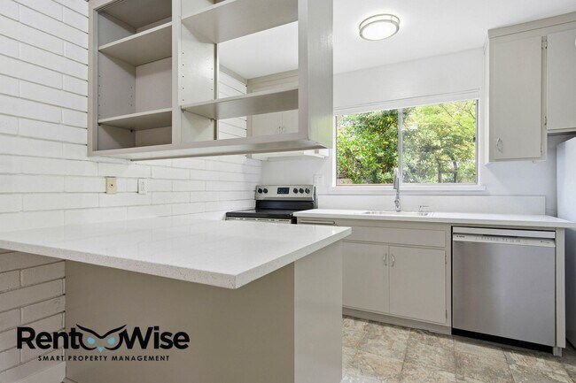 Building Photo - 569 Addison Ave