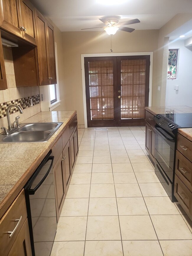 Building Photo - Large Unique House in Milwaukie with Big Fenced Yard