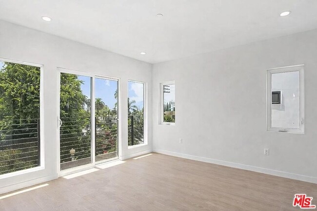 Building Photo - 2120 Beachwood Dr