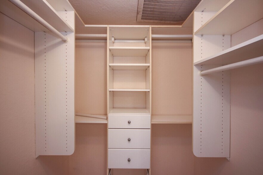 Building Photo - 300 N El Molino Ave