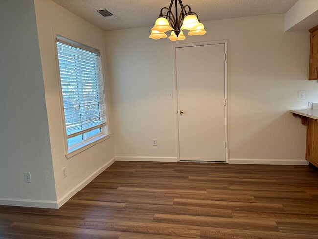 Building Photo - Mature dog considered. Nice home, convenient location off Placer & Wisconsin, Rdg.