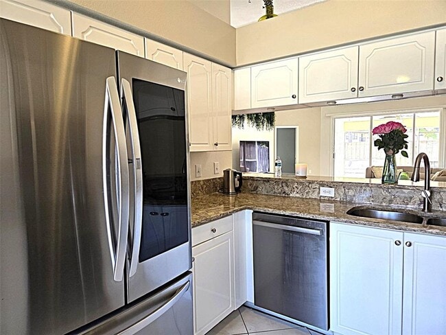 Building Photo - 2547 Estancia Blvd