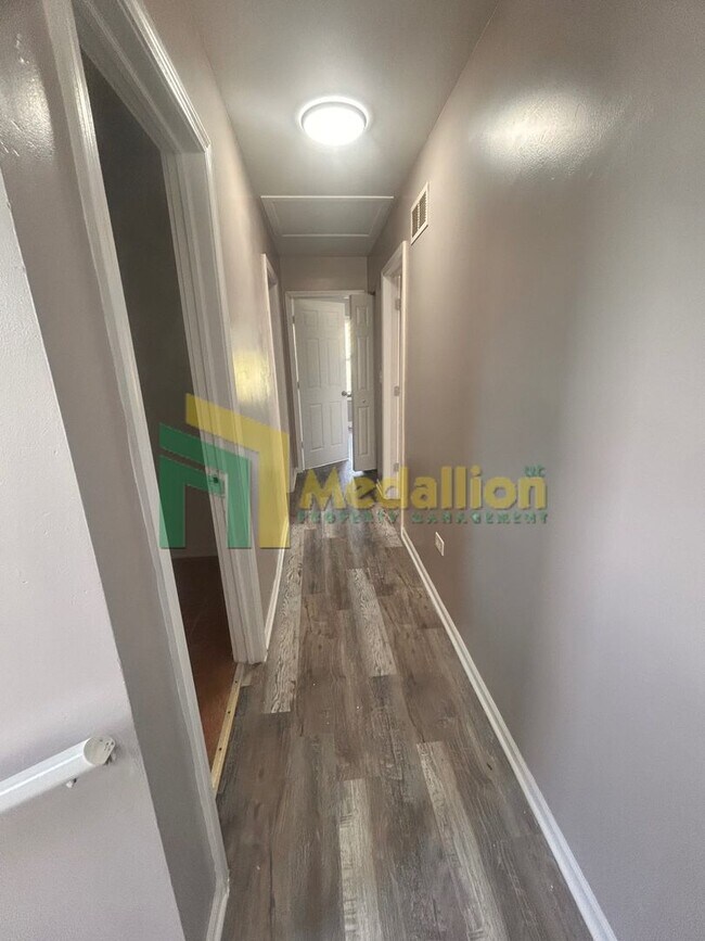 Building Photo - 5954 S Maplewood Ave