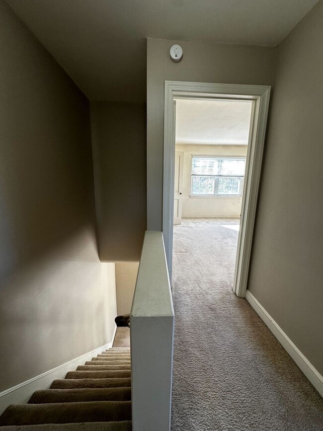 Building Photo - Spacious 2 Bedroom Home with Sunroom and Plenty of Storage!