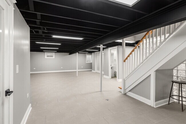 Building Photo - 1010 W Elm St