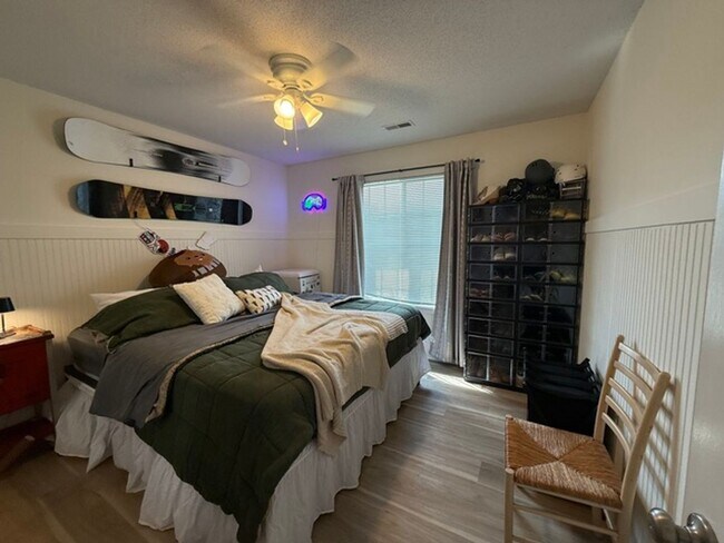 Building Photo - Spacious 4BR Home in Seven Oaks with Garage & Fenced Yard